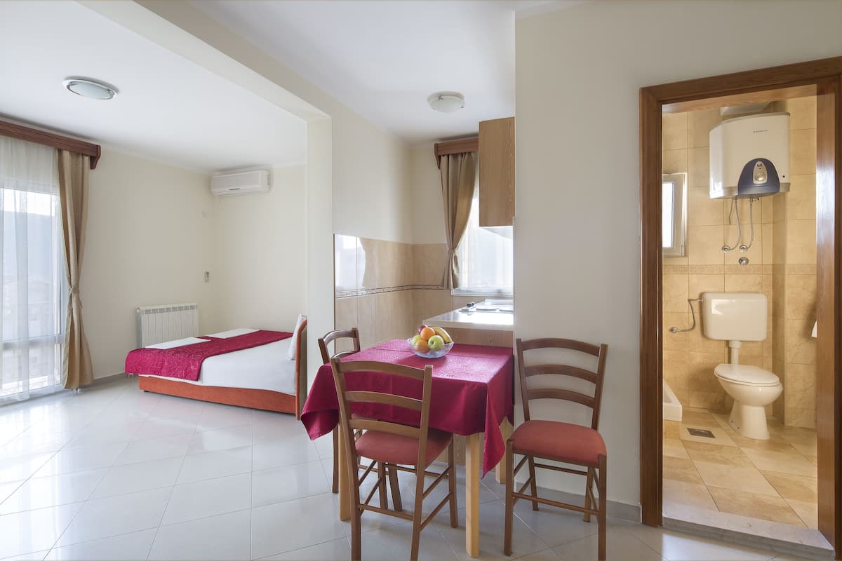 Studio, Terrace | Iron/ironing board, free WiFi, bed sheets