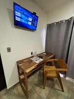 Minibar, tabla de planchar con plancha, wifi gratis y ropa de cama 