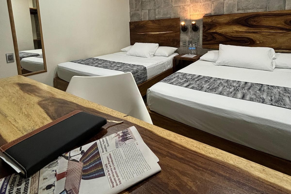 Minibar, tabla de planchar con plancha, wifi gratis y ropa de cama 