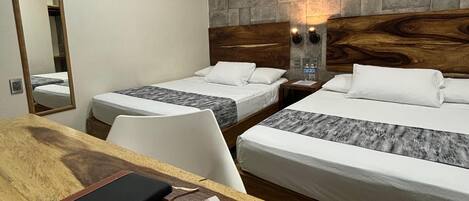 Habitación doble, 2 camas matrimoniales | Tabla de planchar con plancha, wifi gratis y ropa de cama