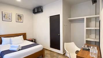 Standard Room, 1 Bedroom | Iron/ironing board, free WiFi, bed sheets