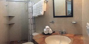 Douche, articles de toilette gratuits, serviettes fournies