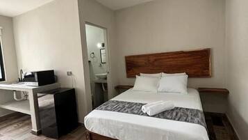 Suite estudio estándar | Minibar, tabla de planchar con plancha, wifi gratis y ropa de cama
