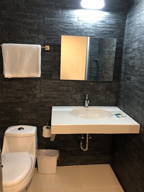 Shower, free toiletries, towels - Hotel 15 Avenida (Tapachula)