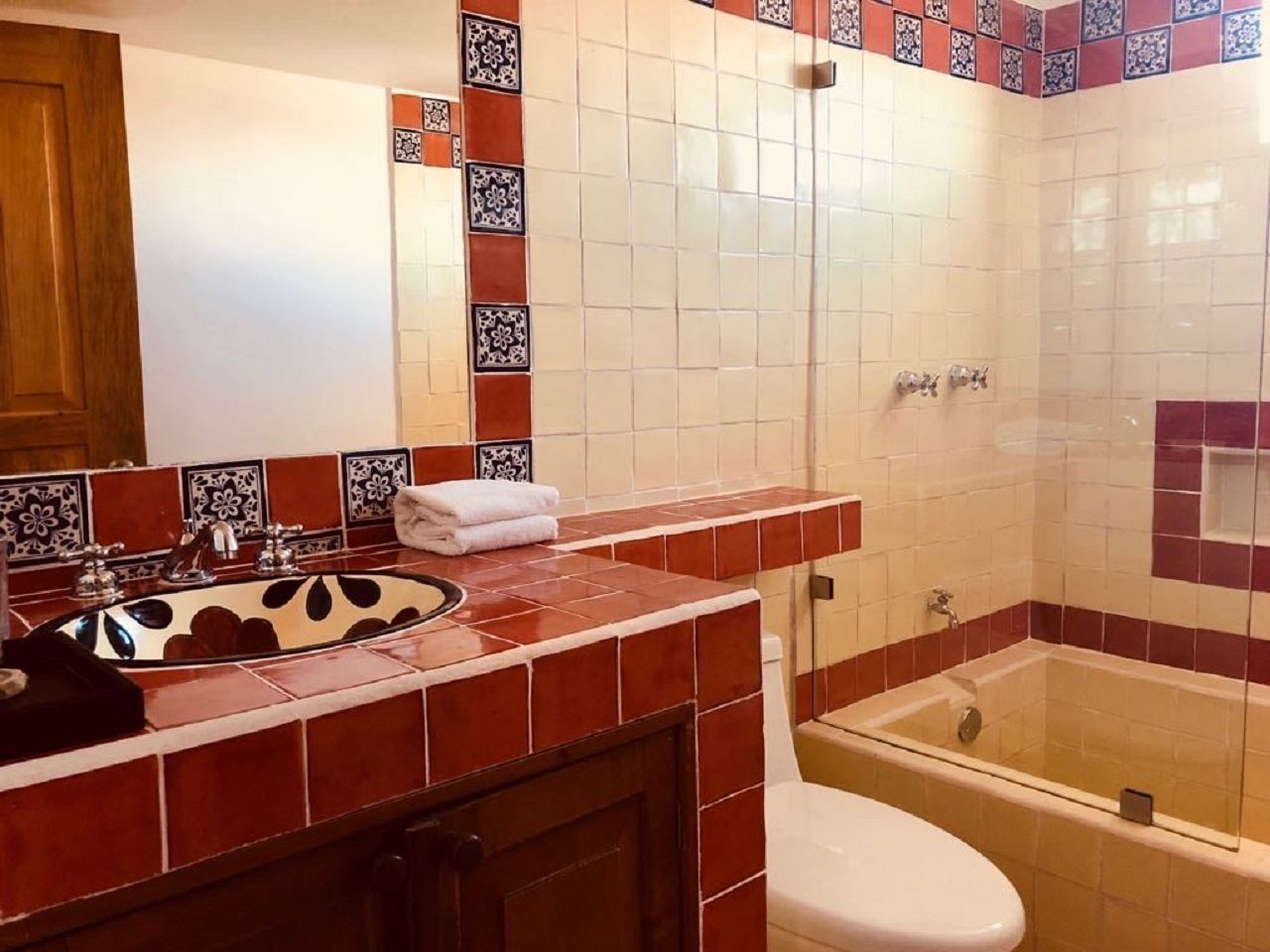 Combined shower/bathtub, deep-soaking bathtub, rainfall showerhead