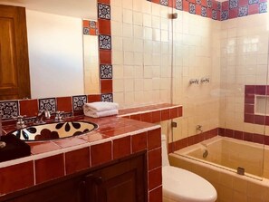 Badkar/dusch, djupt badkar, regndusch och gratis toalettartiklar