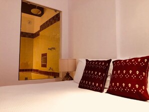 Minibar, két bảo mật tại phòng, bàn ủi/dụng cụ ủi quần áo 