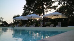 A swimming pool with lounge chairs and umbrellas. - B&B il giardino di Agata (Mascalucia)