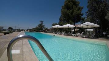 Piscina all'aperto, con ingresso dalle 10:00 alle 18:00, lettini