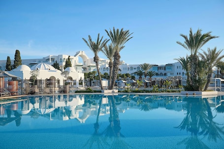 2 piscinas al aire libre, sombrillas, sillones reclinables de piscina