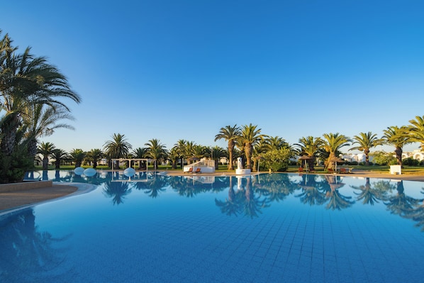 2 outdoor pools, pool umbrellas, sun loungers - The Mirage Resort & SPA (Hammamet)