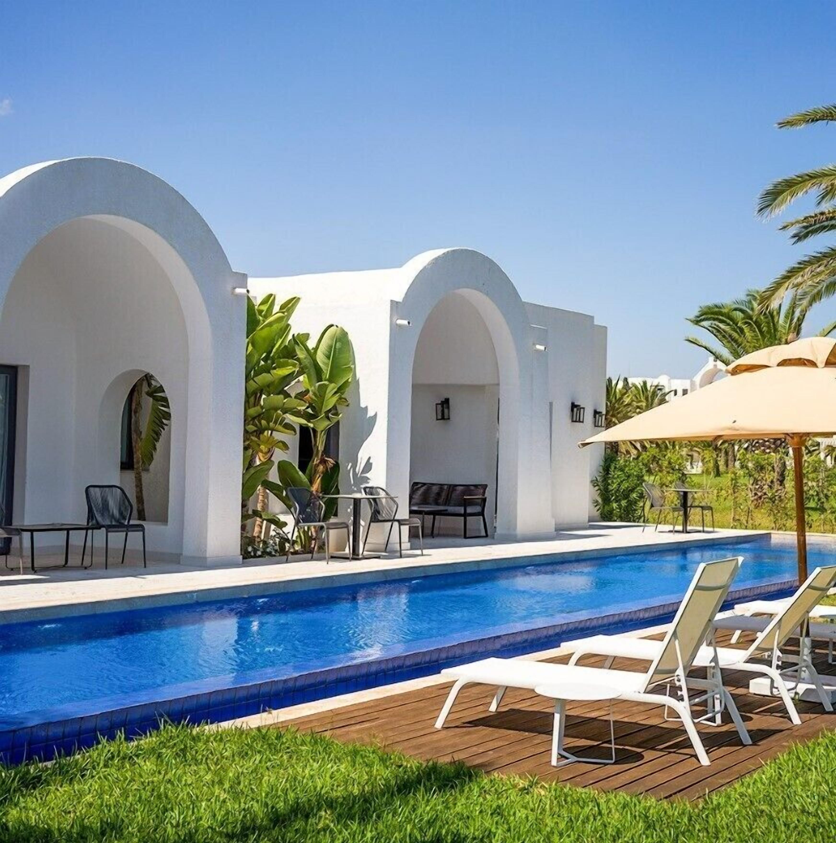 أغطية فراش متميزة وخزنة داخل الغرفة وبديكورات فريدة لكل غرفة