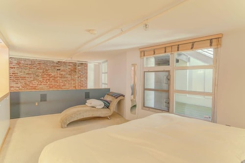 サウスカロライナ州ダウンタウンの広々とした豪華な歴史的ロフト