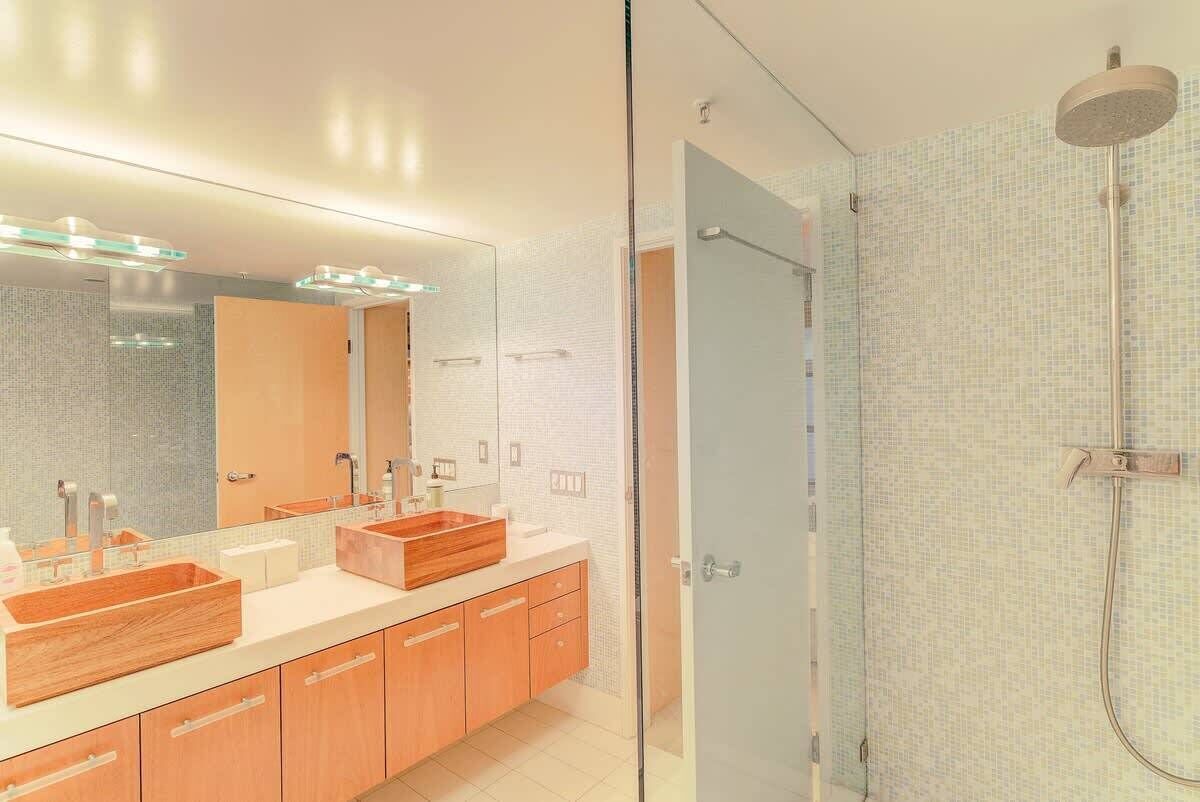 Douche, séchoir à cheveux, shampooing