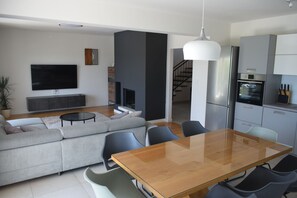 Interior - Villa Nikol**** pool, sea view and BBQ.  (Kaštel Sućurac)
