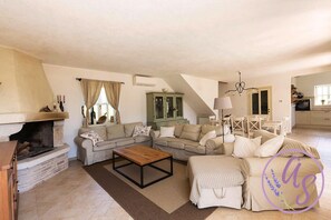 Fireplace - Villa Anna Sienna (Tinjan)