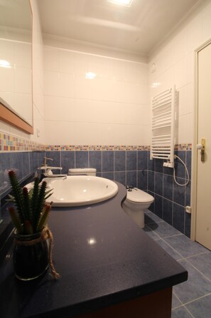 Sèche-cheveux, serviettes fournies, savon, shampoing