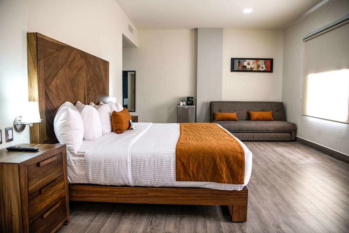 King Suite, Breakfast Included - Non-Smoking | 고급 침구, 객실 내 금고, 책상, 다리미/다리미판