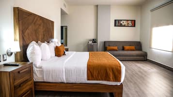 King Suite, Breakfast Included - Non-Smoking | Premium bedding, in-room safe, desk, iron/ironing board