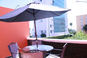 King Suite, Breakfast Included - Non-Smoking | Balcony - Comfort Inn Irapuato (Irapuato)