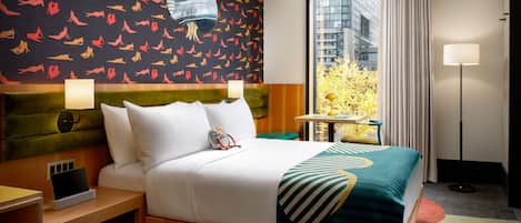 Rom, 1 queensize-seng | Sengetøy av topp kvalitet, minibar og safe på rommet