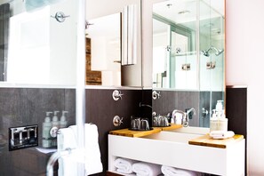 Habitación clásica, 1 cama de matrimonio | Baño | Artículos de higiene personal de diseño, secador de pelo y albornoces