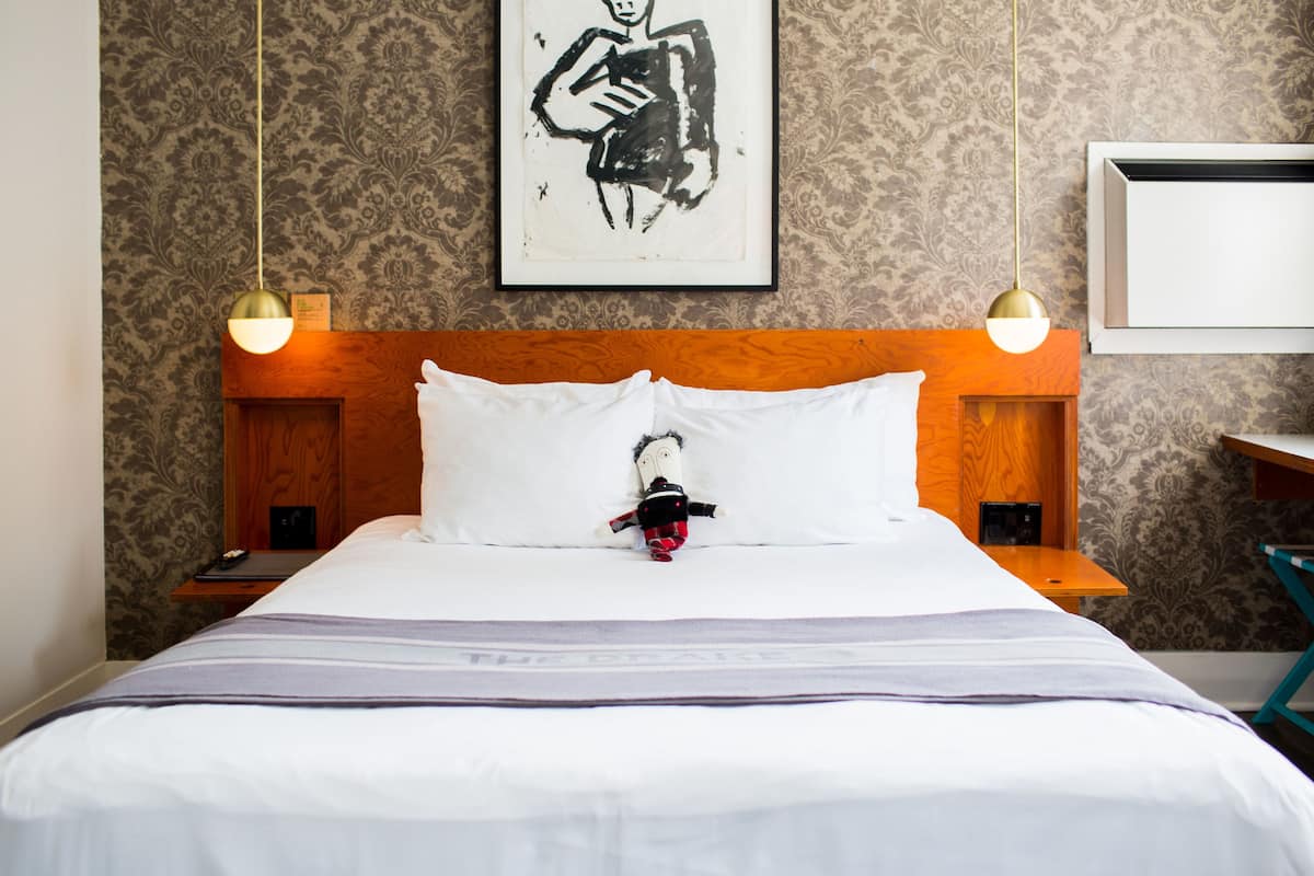Habitación clásica, 1 cama de matrimonio | Ropa de cama de alta calidad, minibar, caja fuerte y escritorio