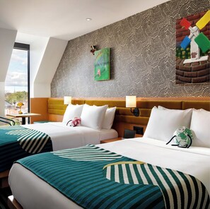 Habitación familiar, 2 camas dobles | Ropa de cama de alta calidad, minibar, caja fuerte