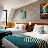 Familiekamer, 2 tweepersoonsbedden | Luxe beddengoed, een minibar, een kluis op de kamer, een bureau