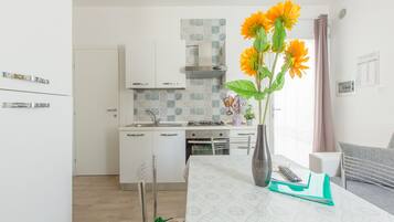 KĂŒhlschrank, Ofen, Herdplatte, Wasserkocher