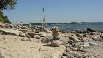NĂ€ra stranden och solstolar