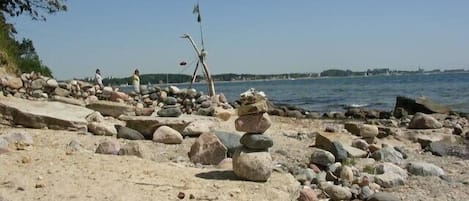 Vlak bij het strand, ligstoelen aan het strand