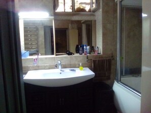 Douche, articles de toilette gratuits, sèche-cheveux