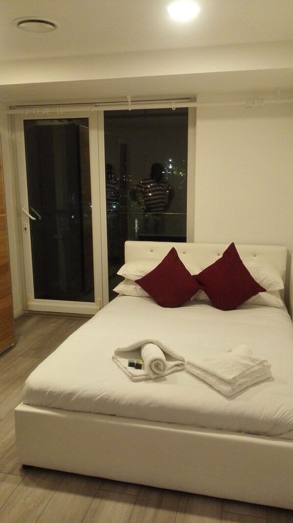 Huoneisto, 2 makuuhuonetta, tupakointi kielletty | 2 makuuhuonetta, pimennysverhot, äänieristys, silitysrauta/-lauta