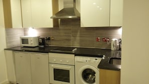 Geladeira grande, micro-ondas, fogão, cooktop