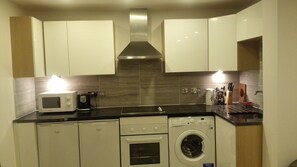 Huoneisto, 2 makuuhuonetta, tupakointi kielletty | Yksityinen keittiö | Täysikokoinen jääkaappi, mikroaaltouuni, uuni, liesi