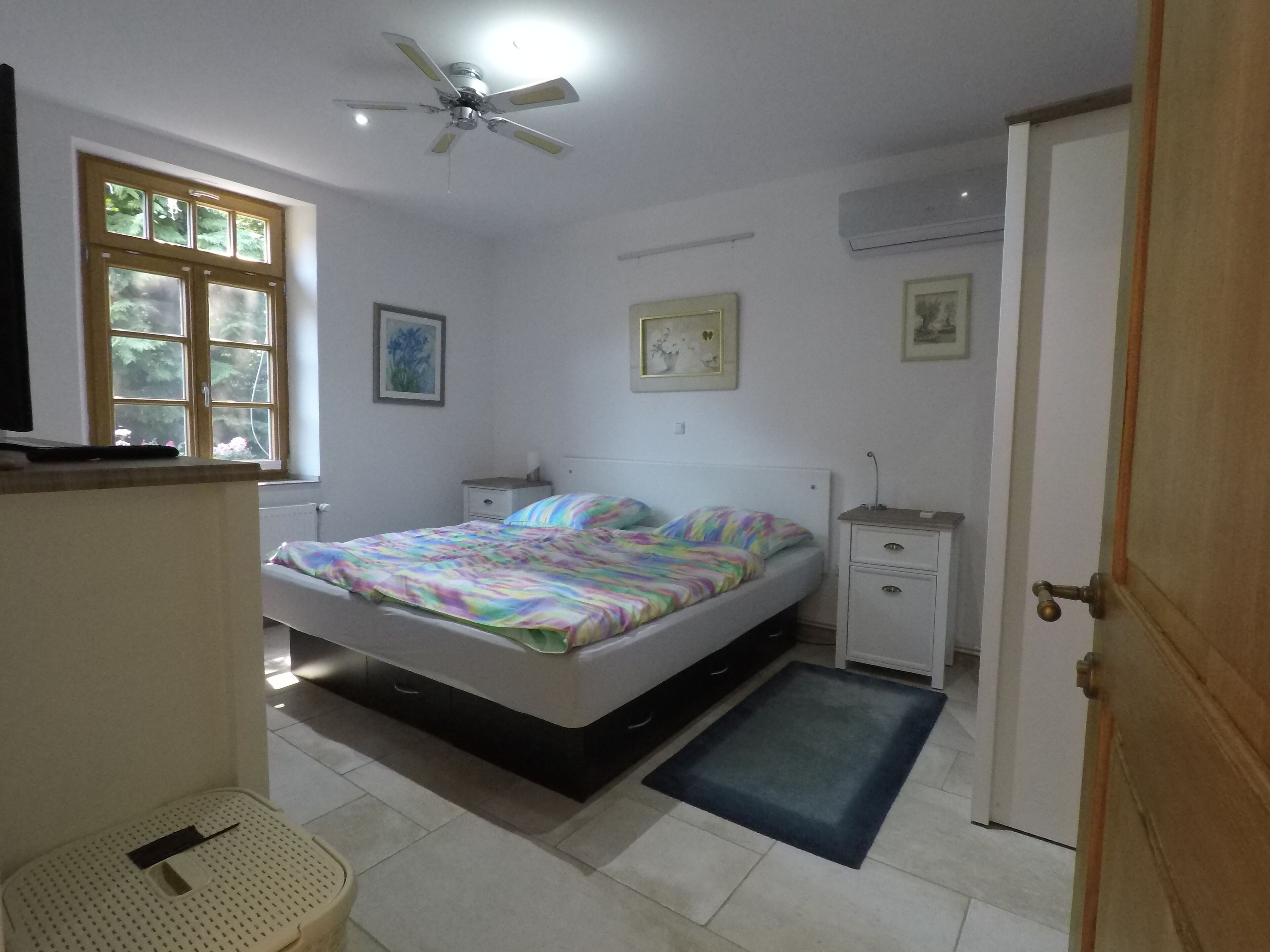 1 slaapkamer, een strijkplank/strijkijzer, wifi, beddengoed