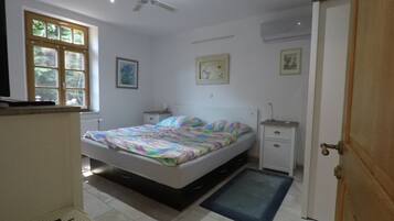 1 slaapkamer, een strijkplank/strijkijzer, wifi, beddengoed