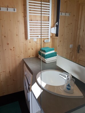 Douche, sèche-cheveux, serviettes fournies, savon