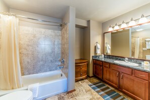 Een haardroger, handdoeken