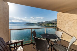 Outdoor dining - Grandview 530 Waterfront condo (Chelan)