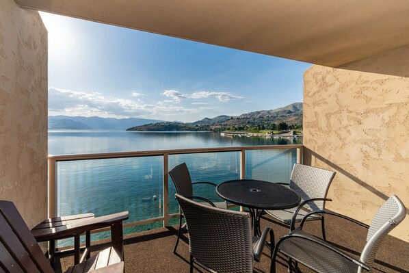 Outdoor dining - Grandview 530 Waterfront condo (Chelan)