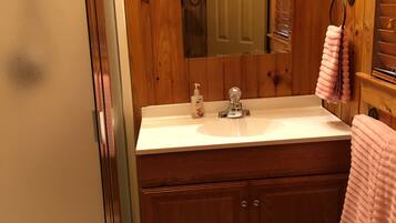 Secadora de cabello, toallas, papel de baño