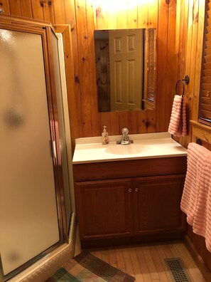 Secador de cabelo, toalhas de banho, papel higiênico