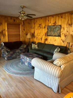 Smart-TV, DVD-Player, Bücher, Musikbibliothek