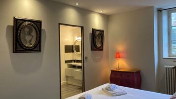 1 chambre, fer et planche Ă repasser, Wi-Fi, draps fournis