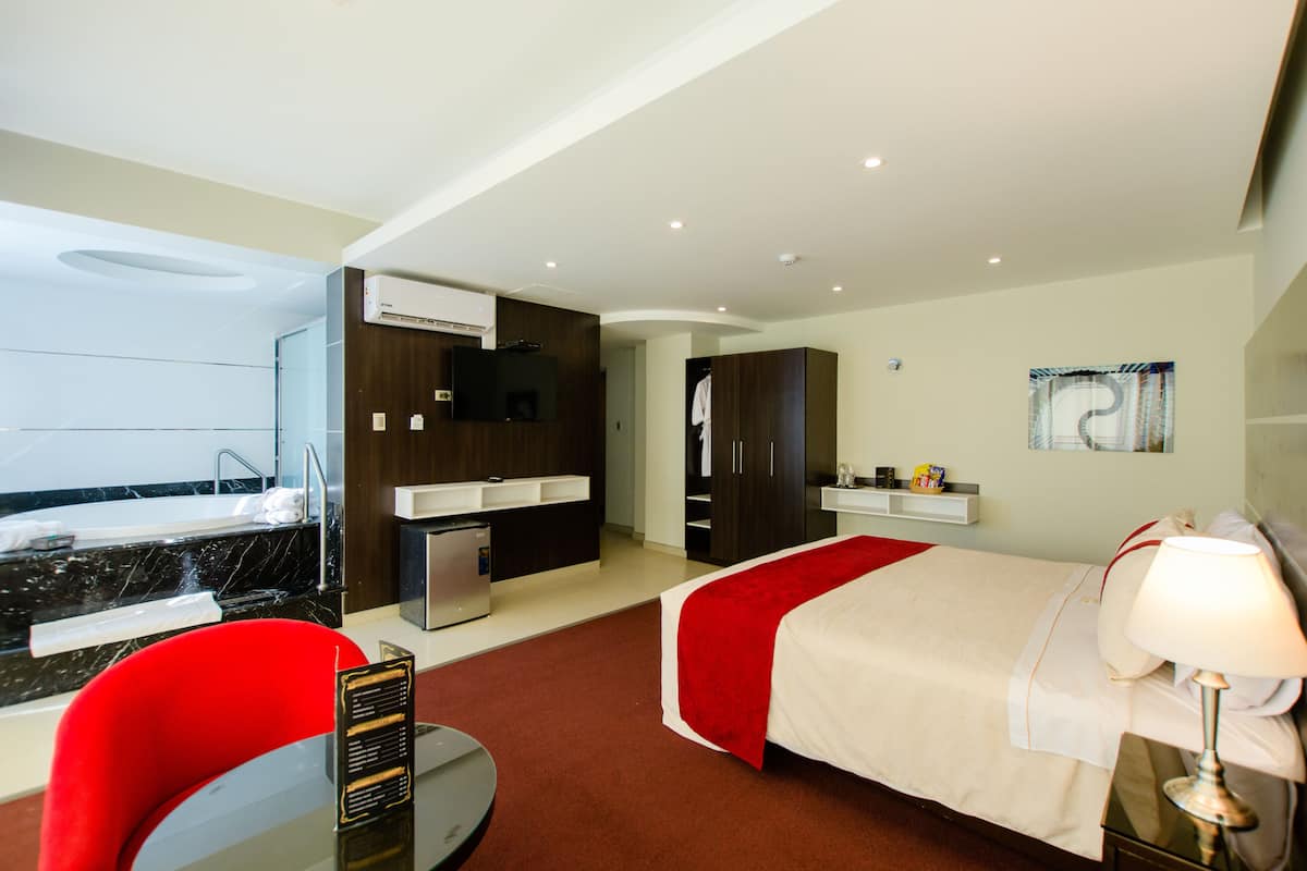 Suite présidentielle, 1 trÚs grand lit, non-fumeur, baignoire à remous | Literie de qualité, couette en duvet