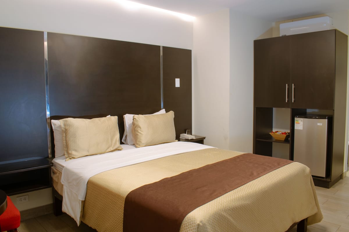 Kamar Deluks, 1 Tempat Tidur King, Bebas Asap Rokok, kamar mandi pribadi | Seprai premium, selimut bulu angsa, dan ruang kerja ramah laptop