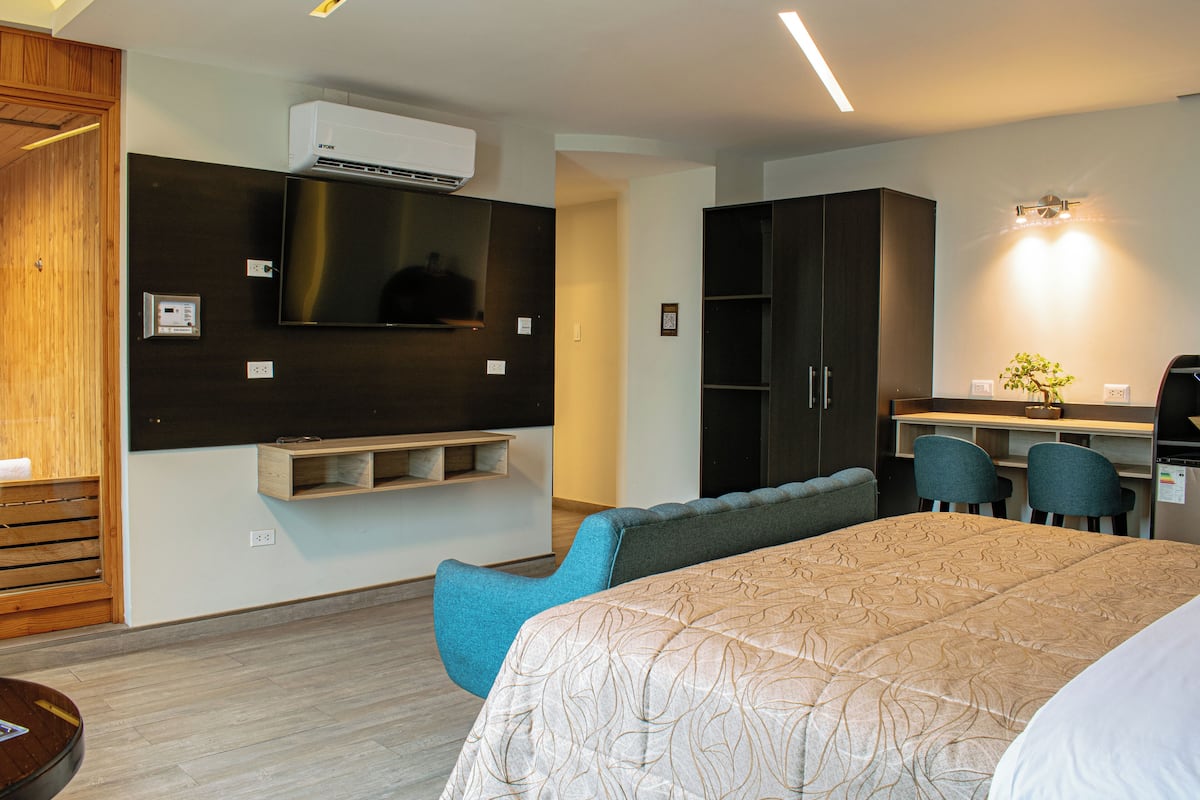 Exclusieve kamer | Luxe beddengoed, donzen dekbedden, een laptopwerkplek