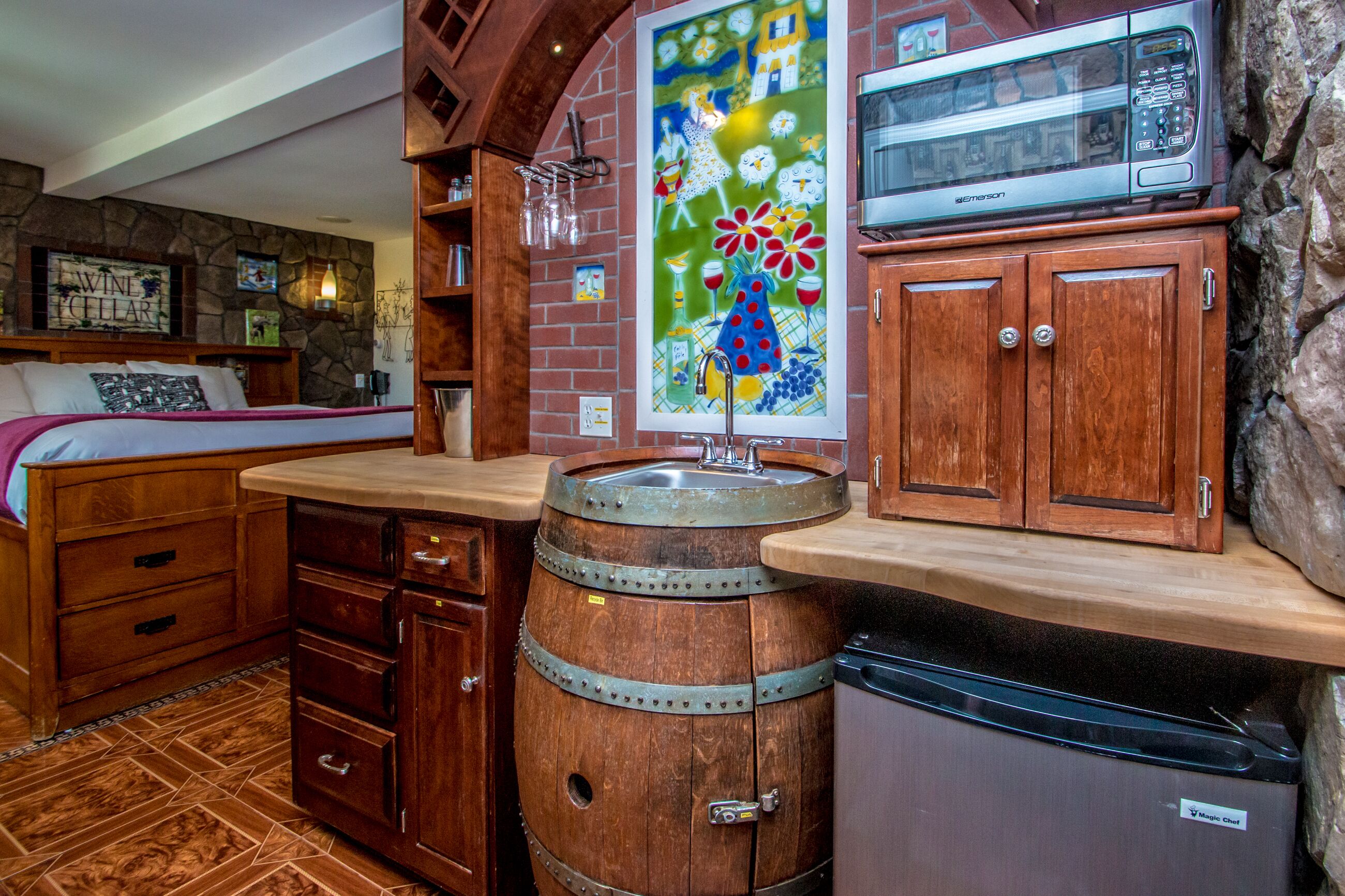 deluxe suite (wine cellar) | private kitchenette | microwave, cookware/dishes/utensils